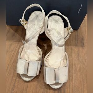 Tahari Dixon Champagne Satin Heels Size 6